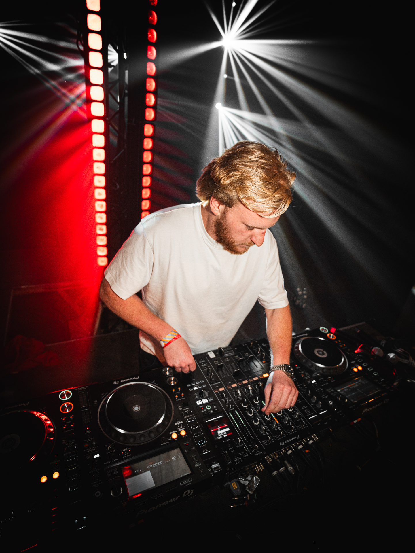 DJ Mau — Red Strip & Starlight